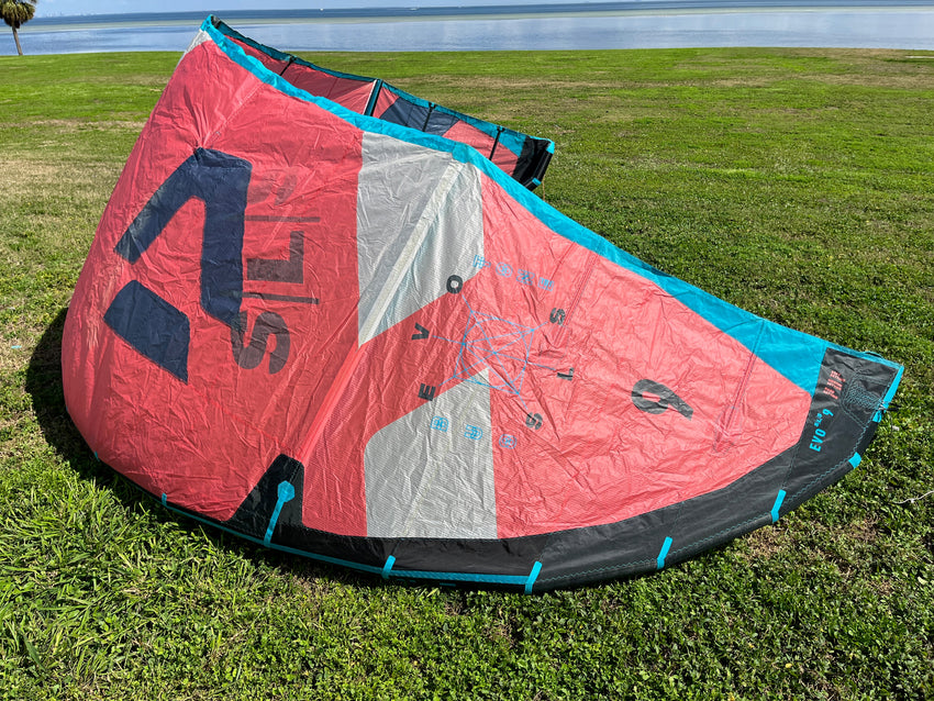 USED 2022 Evo SLS 9m - Duotone Kiteboarding Kite